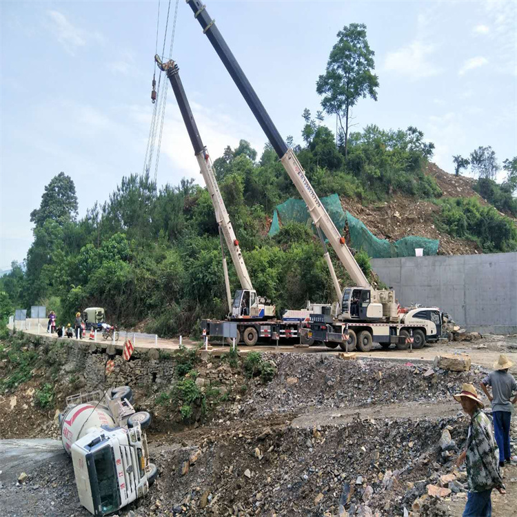 祁门县汽车掉沟里叫吊车救援要多少钱
